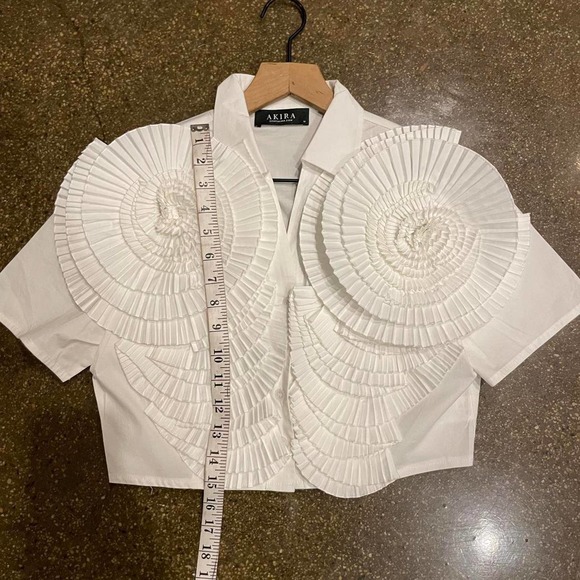 White unique crop top button - Picture 5 of 5